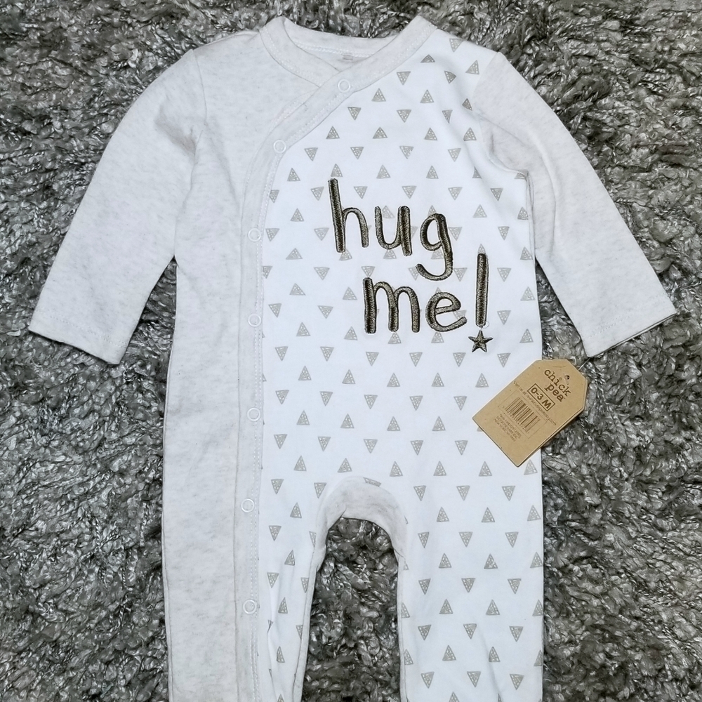 Hug me! 0-3 month onesie 🤗